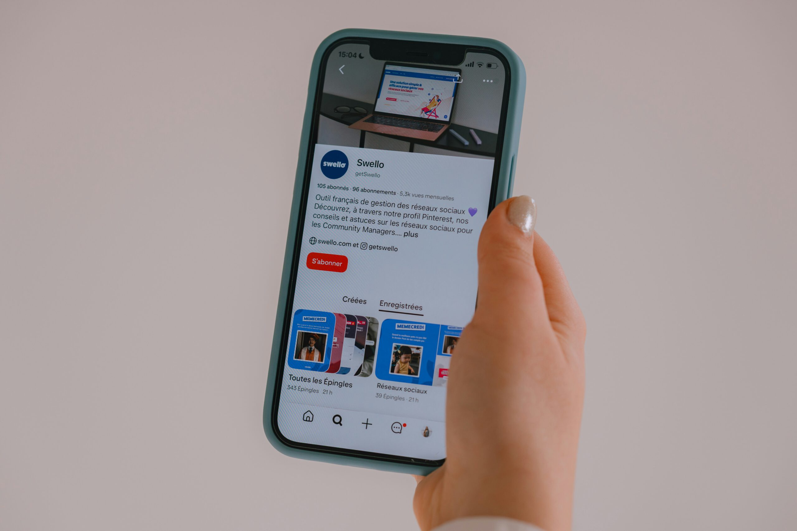 Hand hält Smartphone mit geöffneter Swello App – einem französischen Social Media Management Tool für Scheduling und Community Management