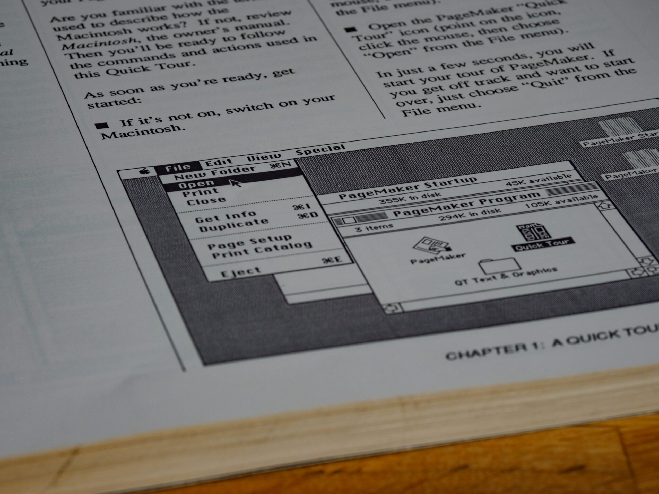 Ausschnitt einer alten Desktop-Publishing-Anleitung für PageMaker mit Text zur File-Menü-Navigation – Vintage Software-Dokumentation und Computertechnik-Geschichte