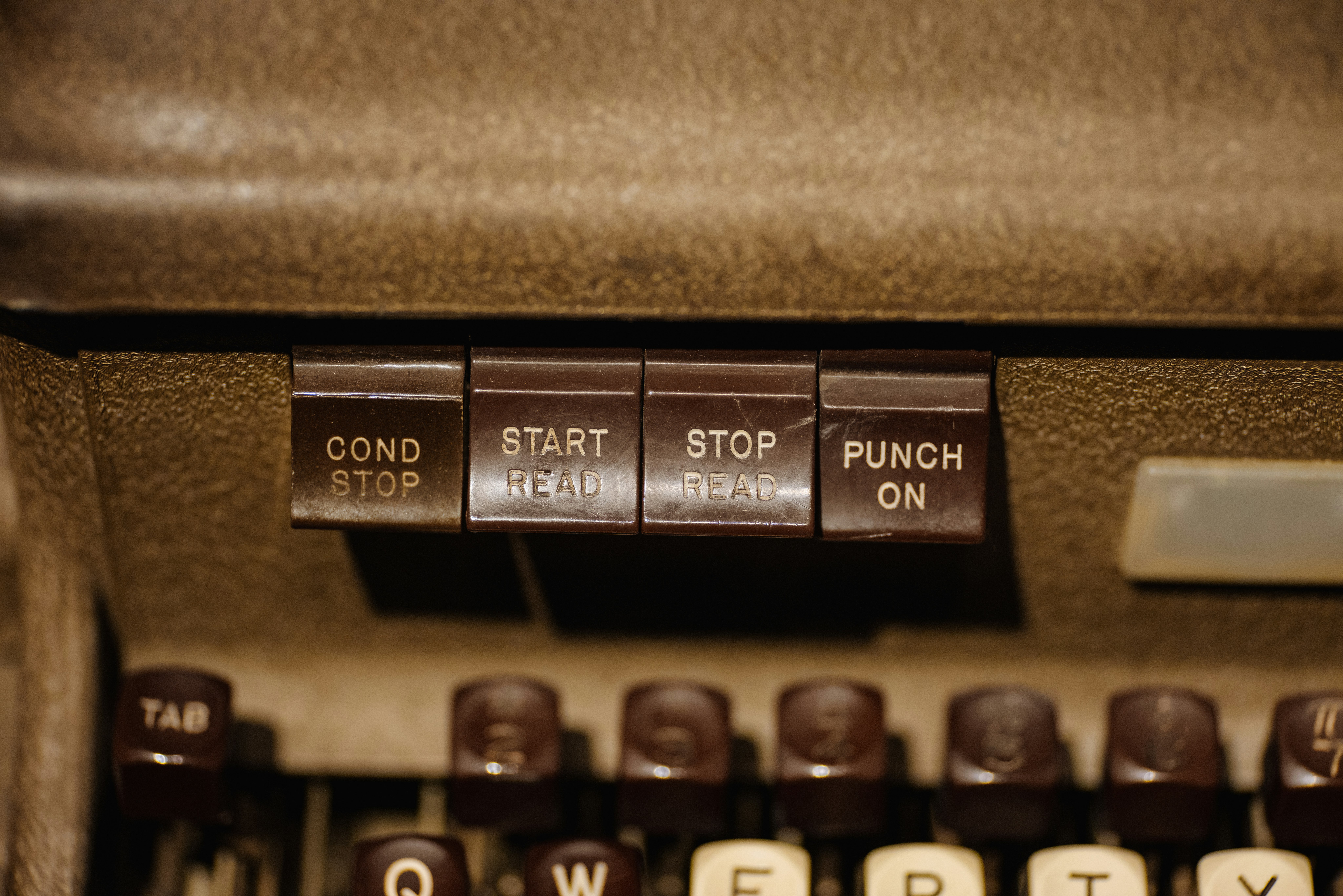 Nahaufnahme einer vintage Schreibmaschine mit Tasten wie COND STOP und START READ – Symbol für klassisches Schreiben und Content Creation